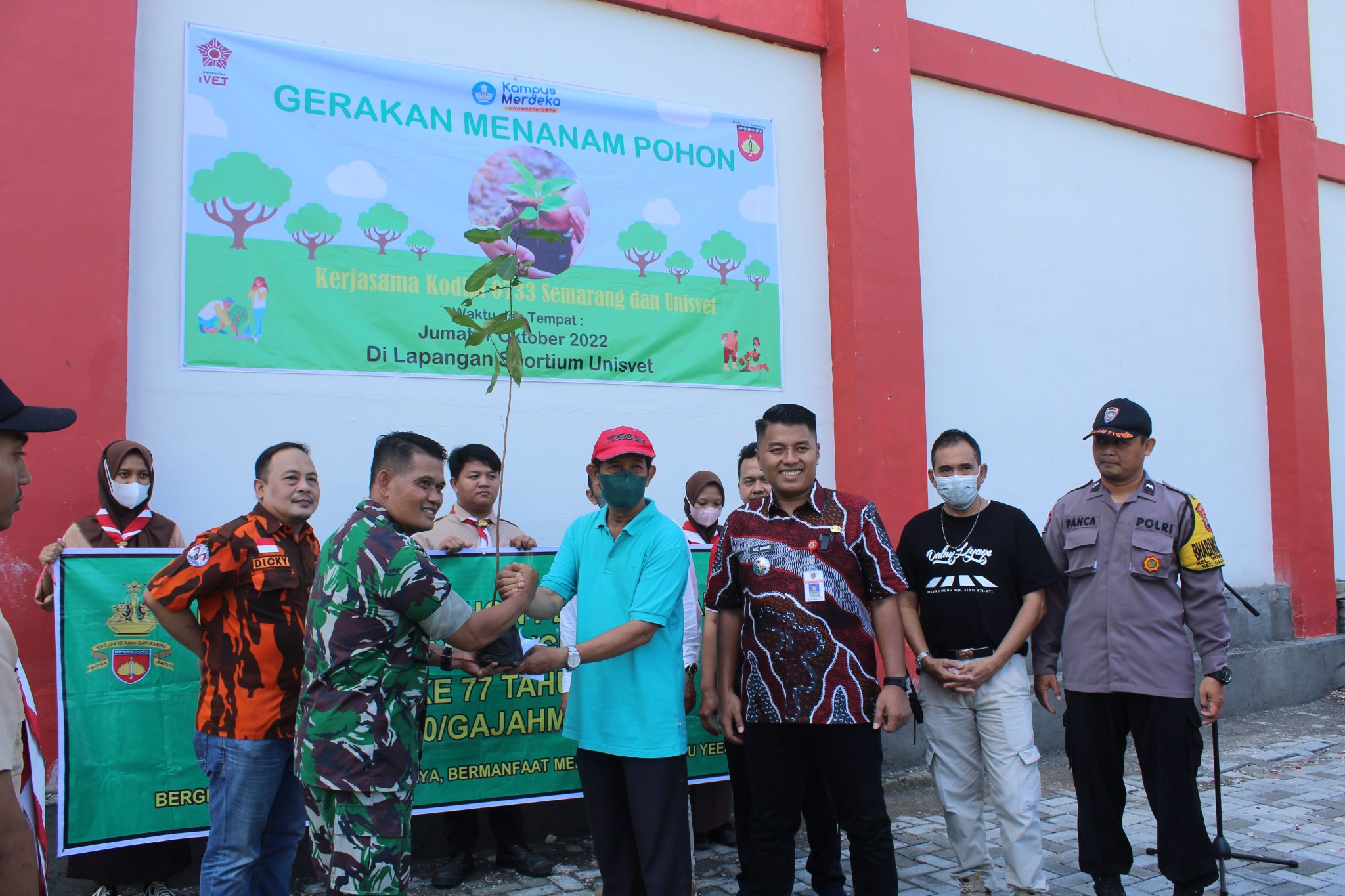 Universitas Ivet Tanam Ratusan Pohon Kerjasama Koramil Gajahmungkur