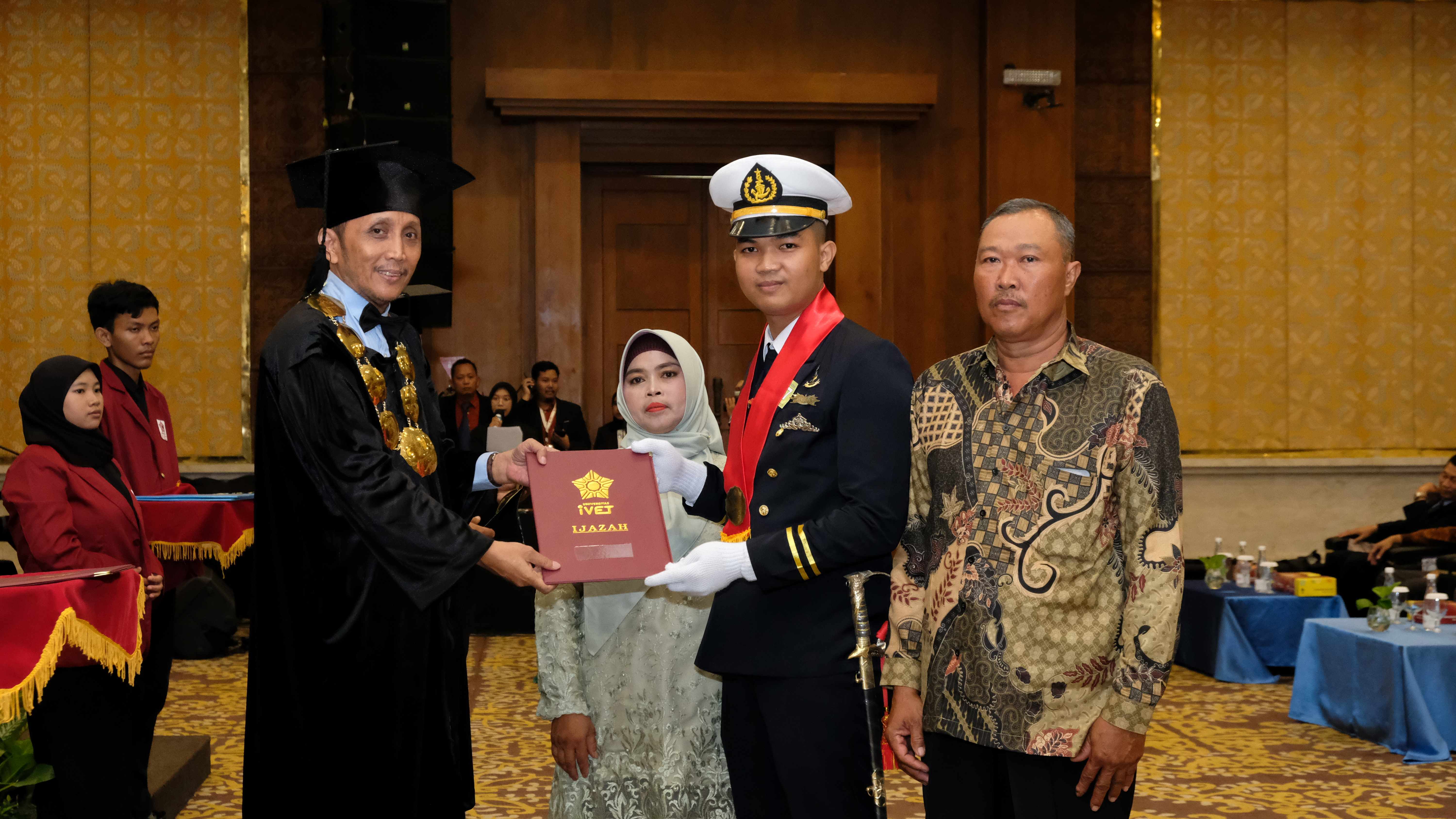 PENGUMUMAN WISUDA KE 8 UNIVERSITAS IVET