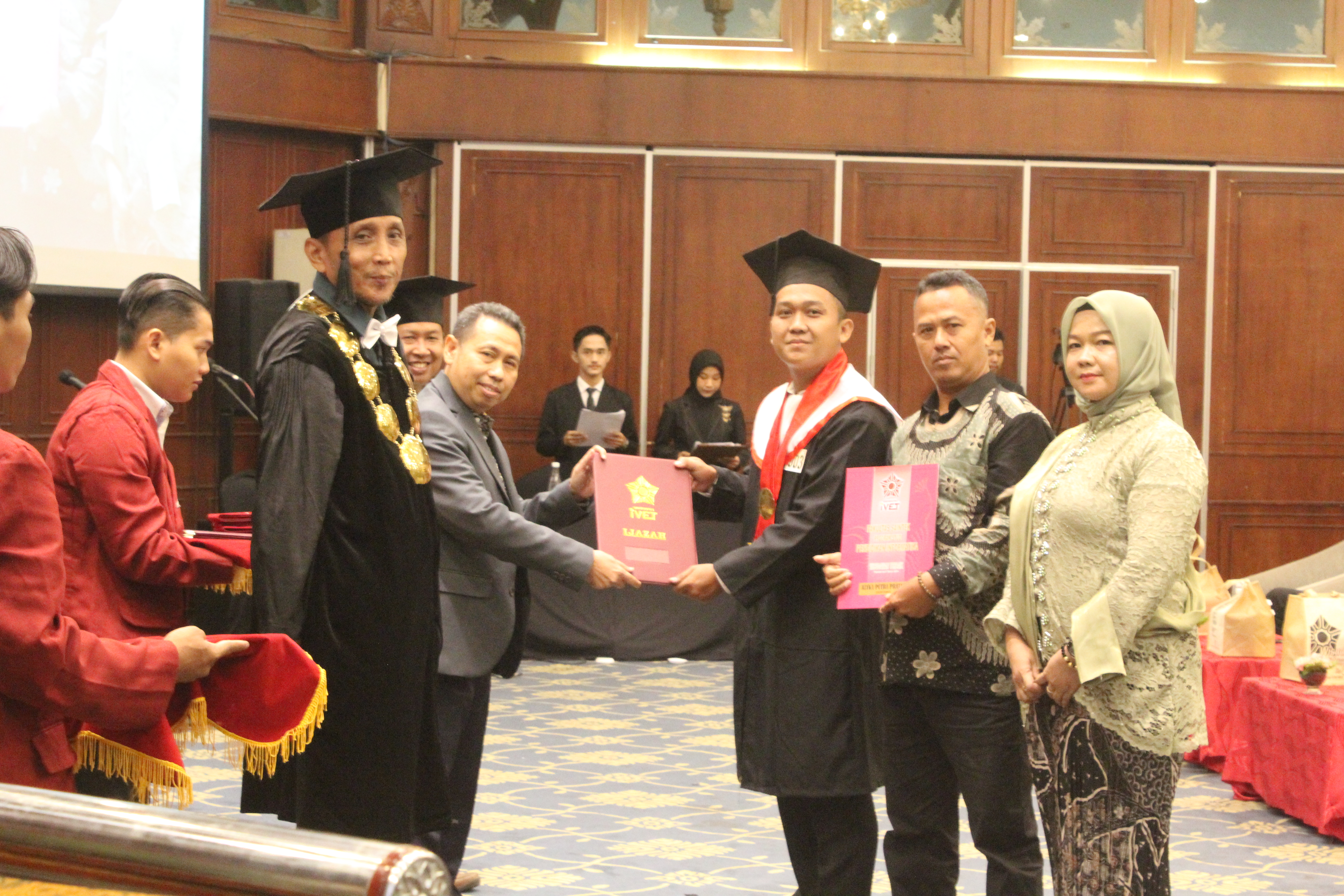 Wisuda Ke 8 Universitas Ivet Luluskan 534 Mahasiswa