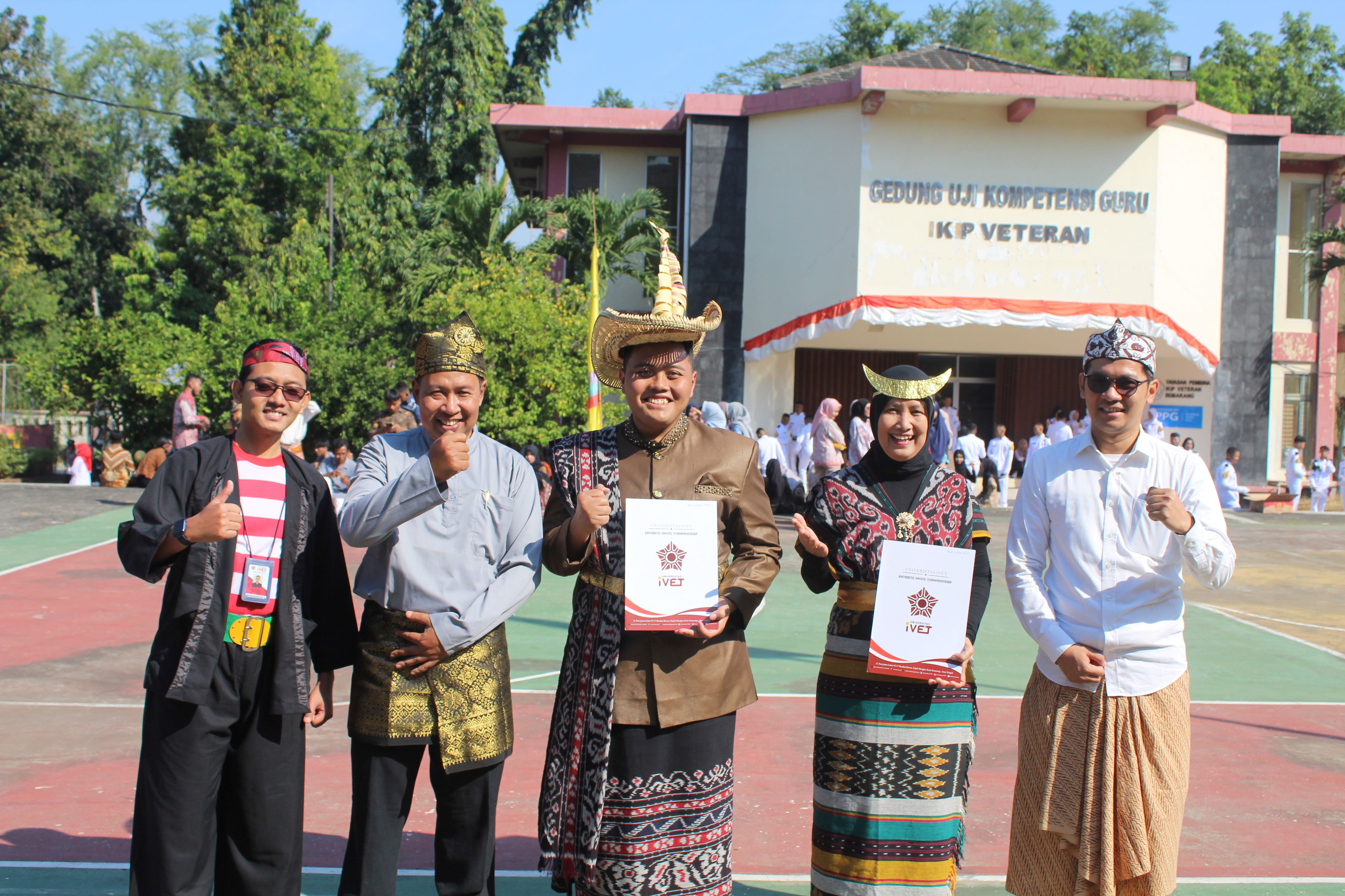 Pembagian Hadiah dan Baju Adat Mewarnai Upacara 17 Agustus Di Universitas Ivet