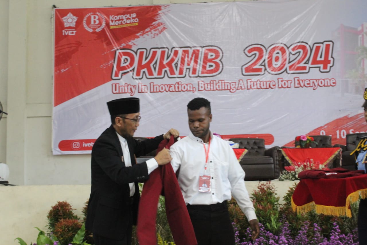 Rektor Universitas Ivet Sambut Mahasiswa Baru Dalam Acara PKKMB 2024