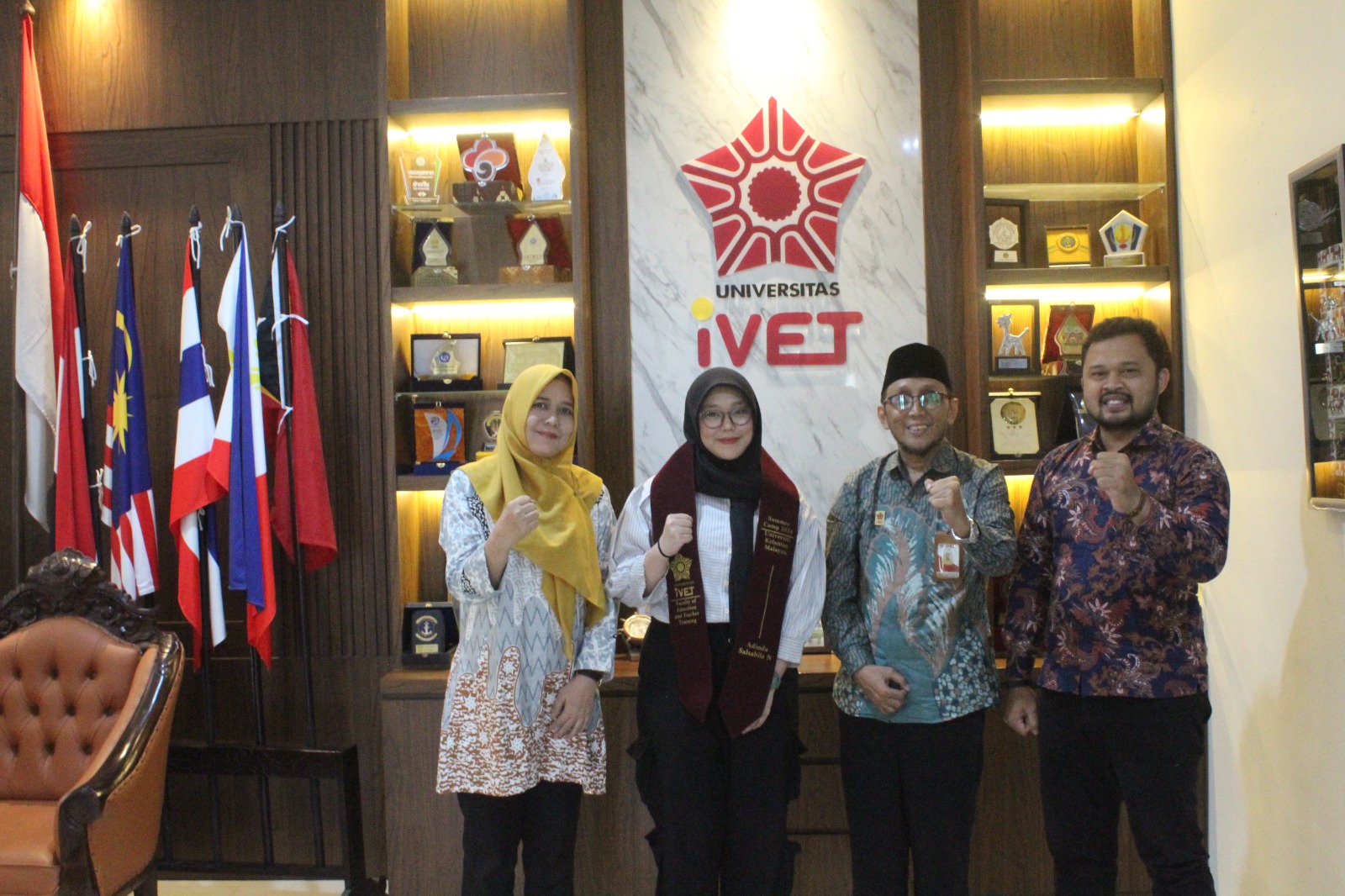 Rektor Universitas Ivet Melepas Mahasiswa Ikuti Summer Camp di Malaysia