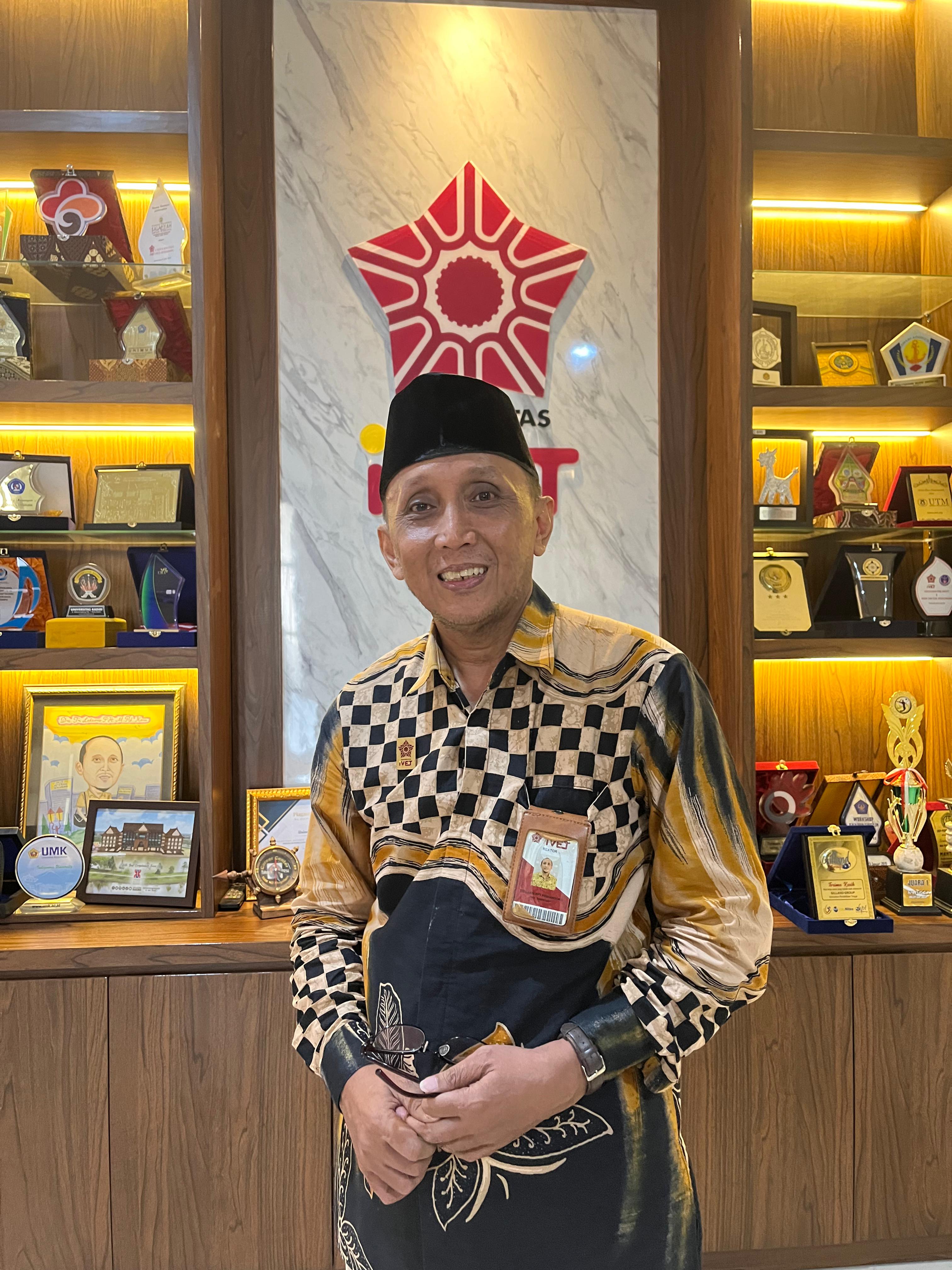 Rektor Universitas Ivet Beri Beasiswa Anak Pedagang ES Teh Viral