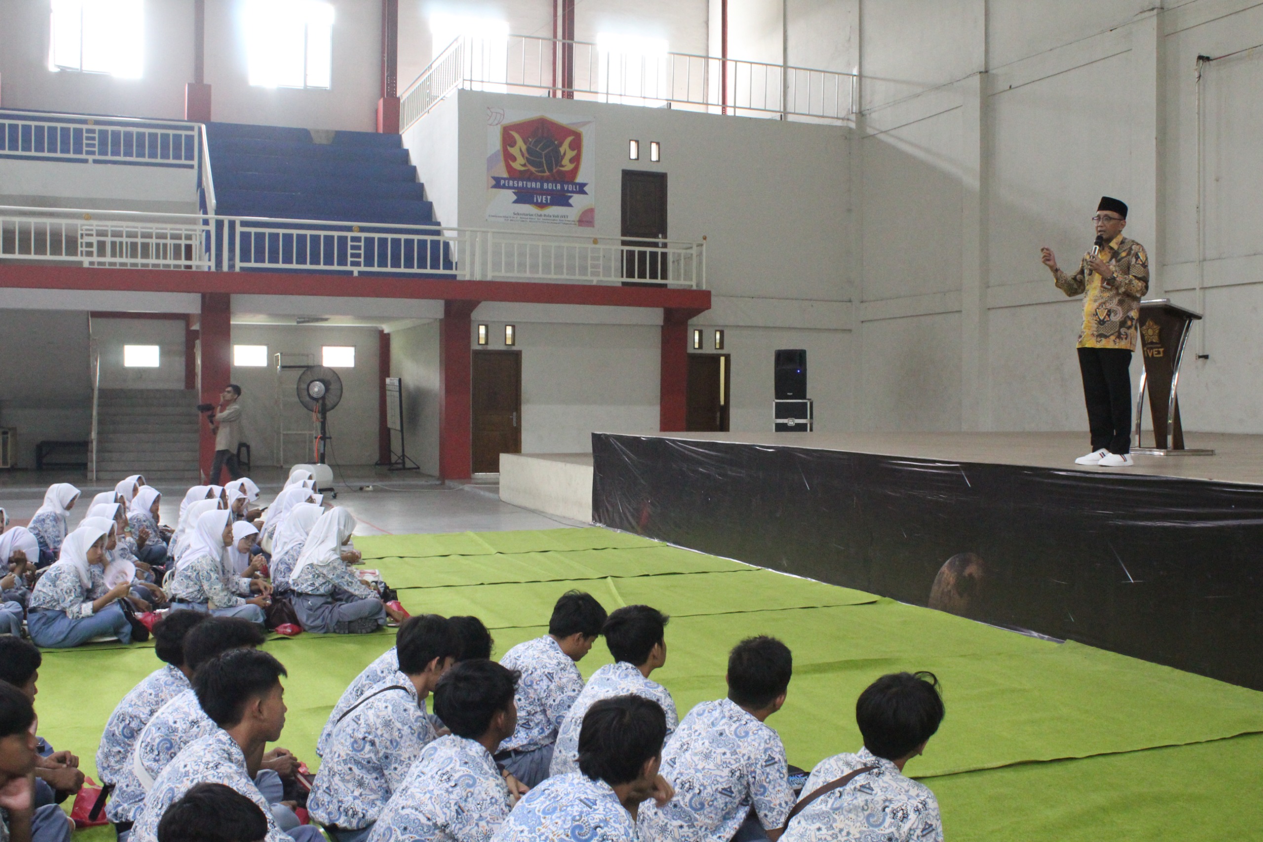 Rektor Universitas Ivet Sambut 300 Siswa SMAN 1 Dukupuntang Cirebon