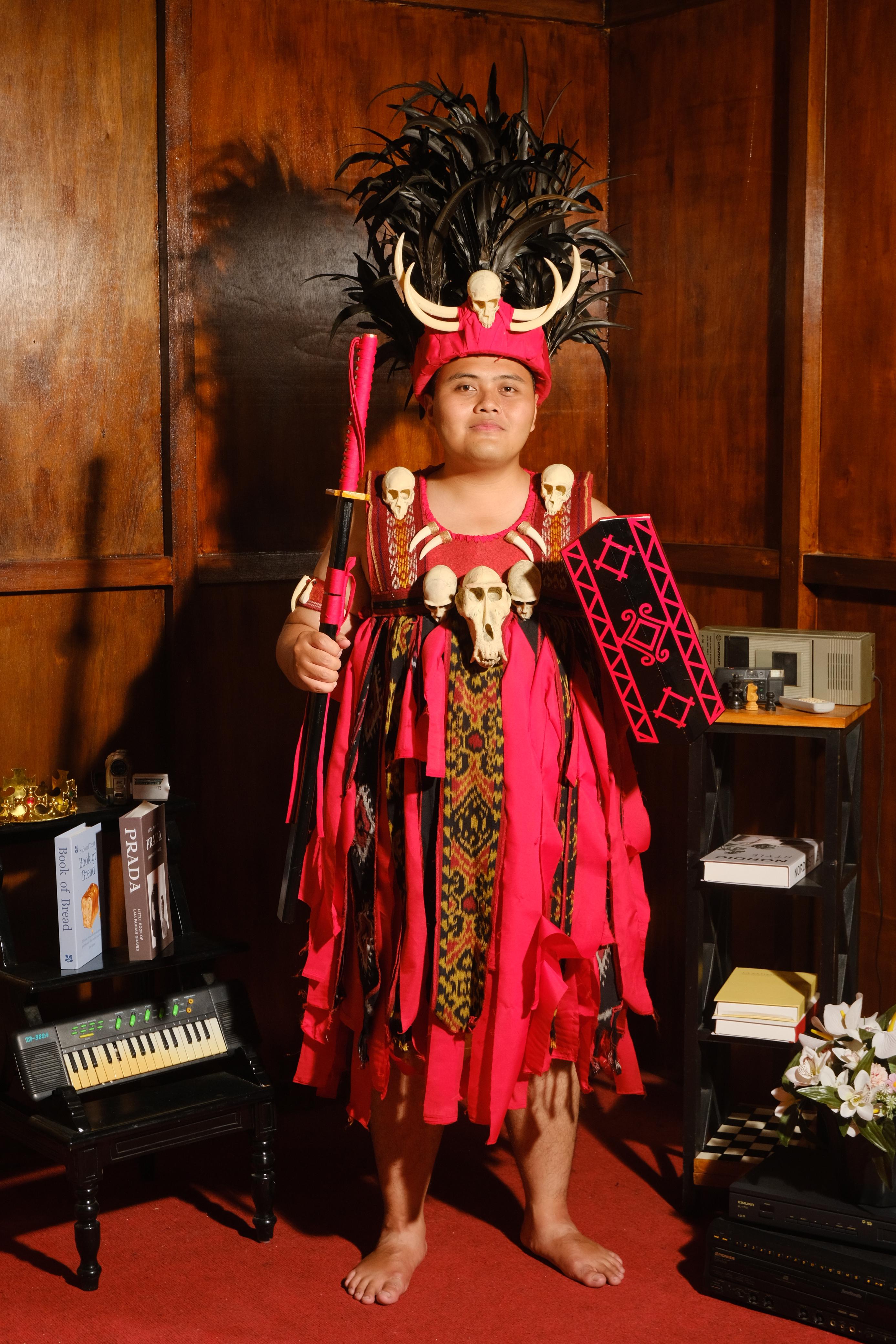 Moch. Faizal Rachmadi, M.Pd., dan Dra. Sri Rejeki Menangkan Best Costume dalam Parade Budaya Unisvet